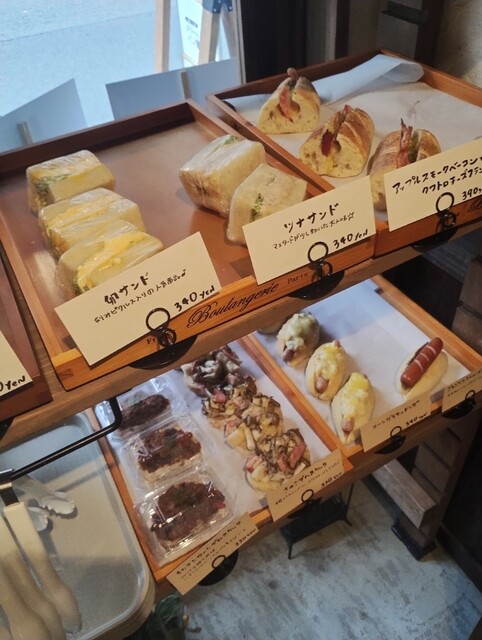 食べログに掲載されている店内棚のパン写真
