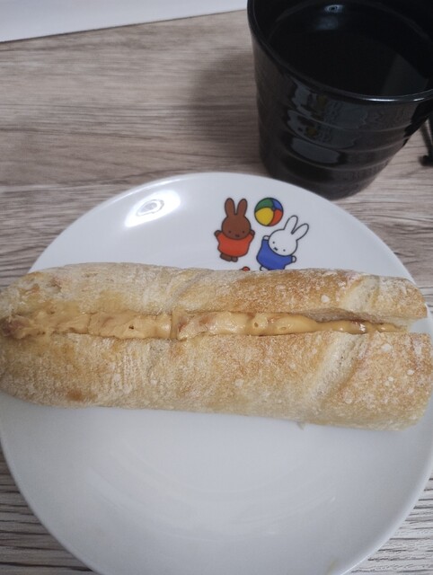 食べログに掲載されている皿に置かれたパンの写真